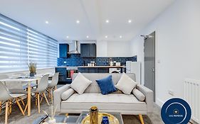 Raglan 3 - Central Apartment With Free Parking